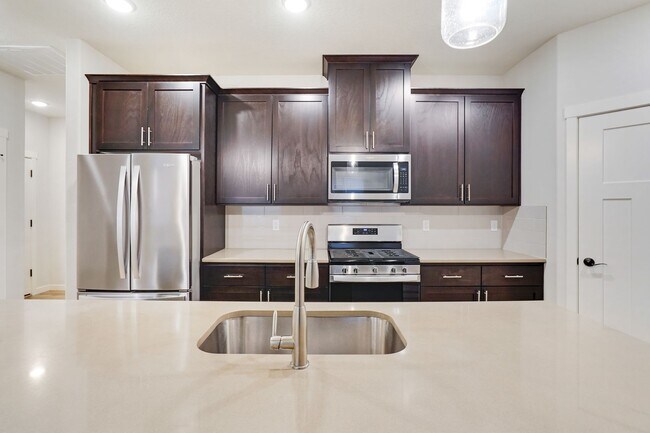 Building Photo - Polished single-level 3 bed, 2 bath home in NE Salem!