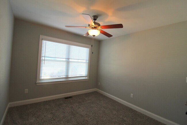 Building Photo - Spacious 3–4 Bedroom Townhome in Prime Loc...
