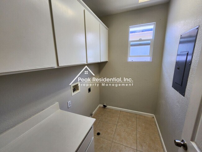 Building Photo - Spacious Stockton 5bd/3ba back up to Elkhorn Golf Club