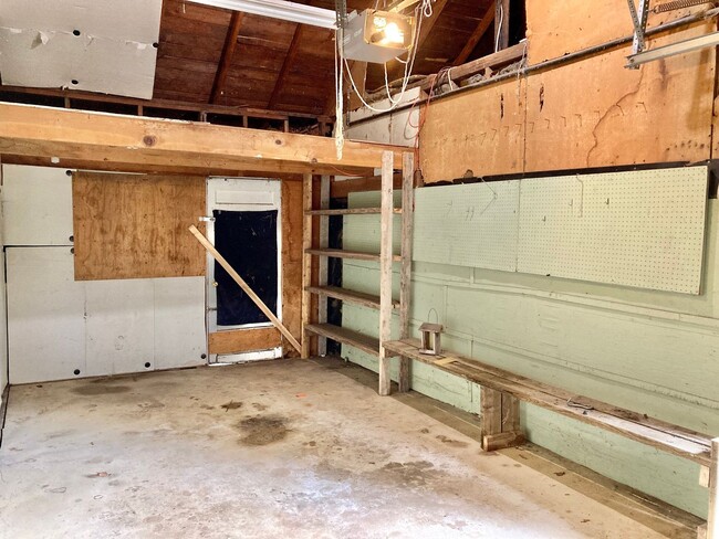 Building Photo - 3 bed 1 bath, garage, quiet street