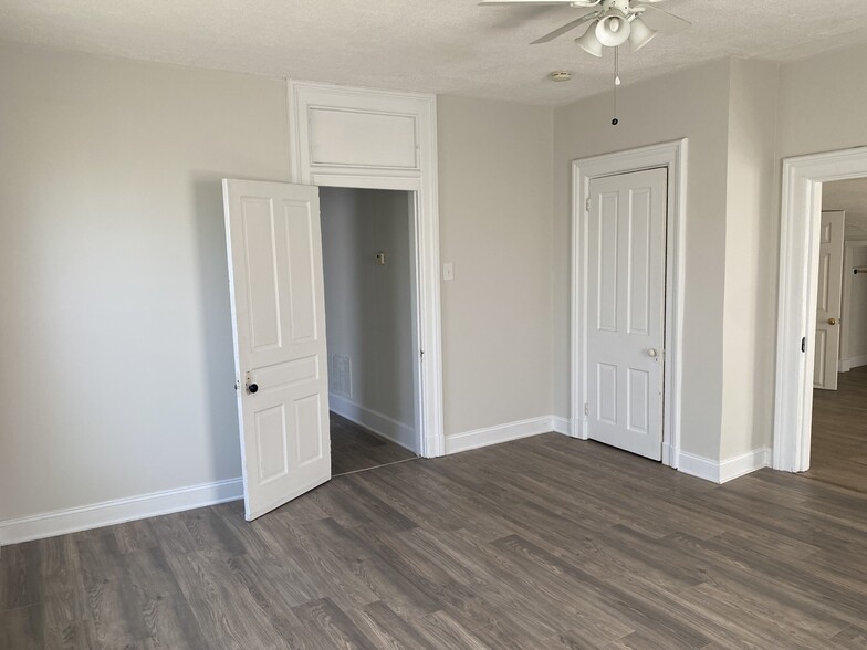 Main bedroom, adjoined to small room - 5220 Carthage Ave