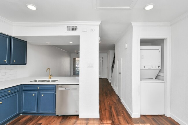 Building Photo - 2002 Gentryside Dr