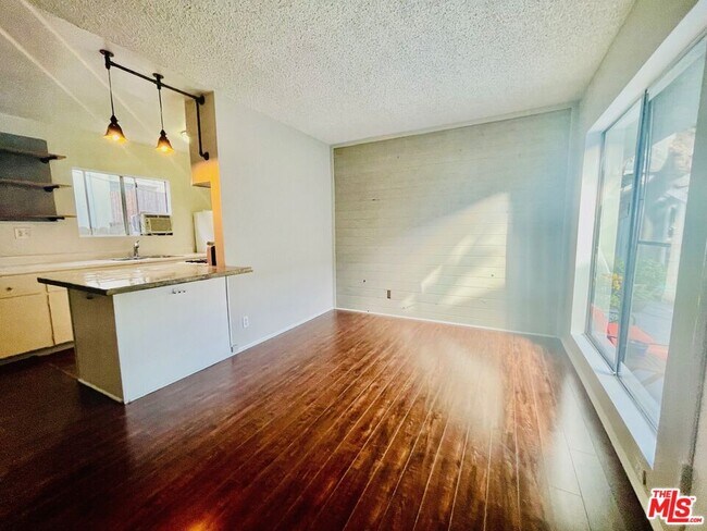 Building Photo - 941 N San Vicente Blvd