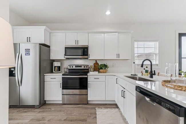 Building Photo - 211 Cicero St