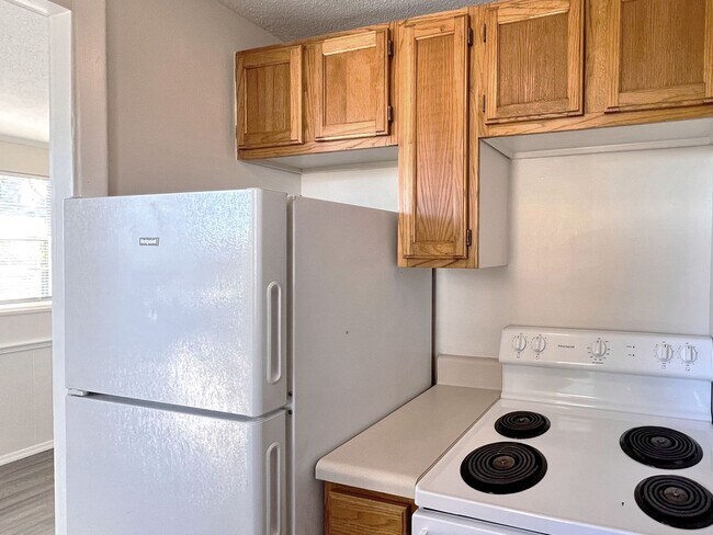 Building Photo - 907 Lake Jessie Dr