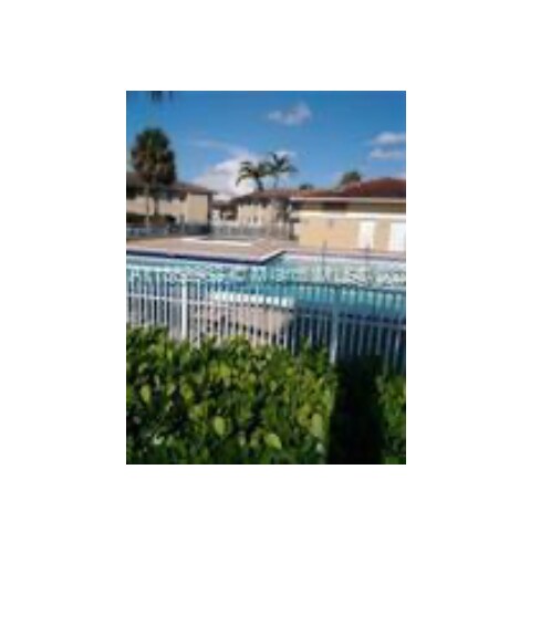 Building Photo - 820 Twin Lakes Dr