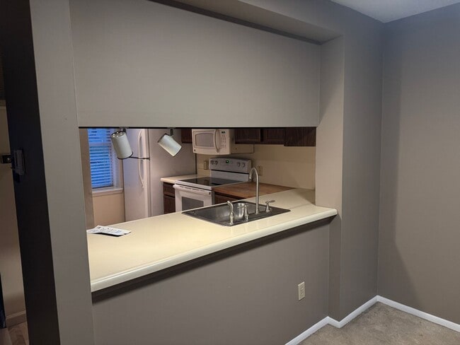 Building Photo - Available NOW!! 2 Beds 1.5 Bath Townhome