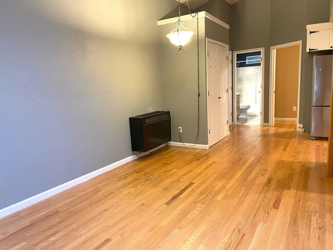 Building Photo - Lovely 2 bedroom, recently remodeled Grann...