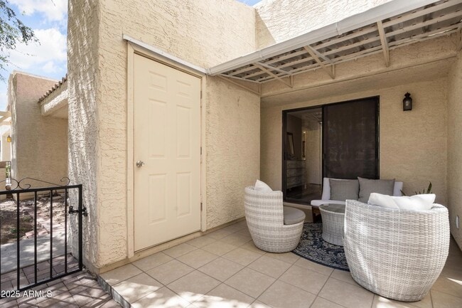 Building Photo - 719 E Lola Dr