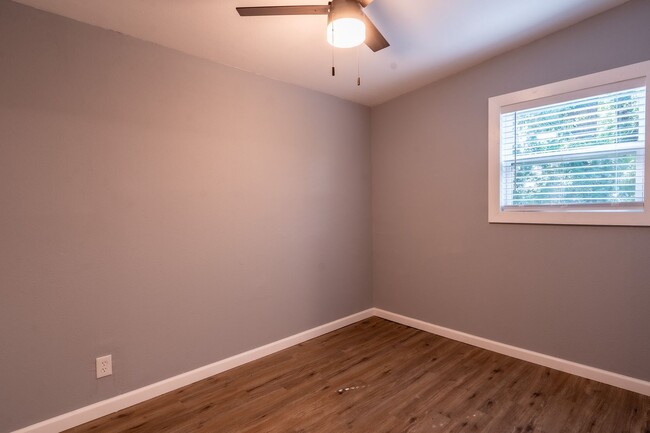 Building Photo - Unique Tulsa Home Available Now! 3 bedroom...