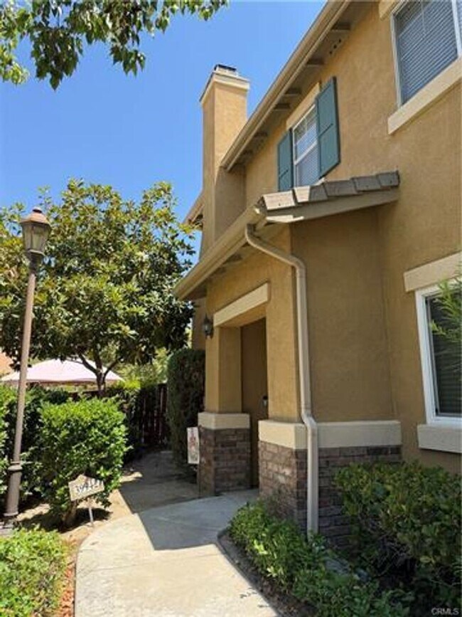 Building Photo - Beautifully designed townhome