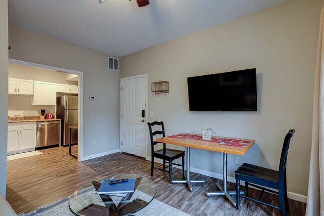 Building Photo - Fully Furnished Two Bedroom Apartment in t...