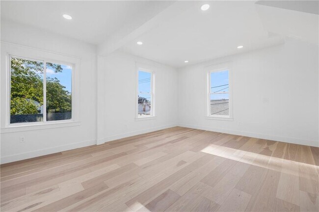 Building Photo - 7 Sheffield Ave