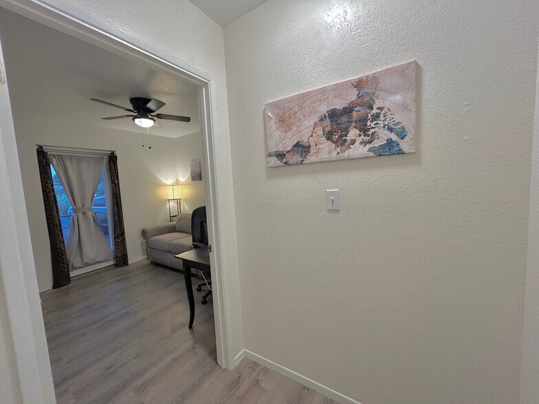 Foyer - 4234 E Western Dr