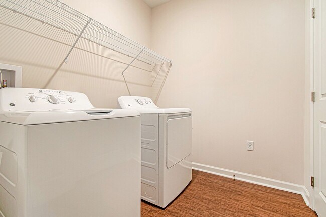 Building Photo - 2 Bedroom 1.5 Bath - Luxury Goshen Apartme...