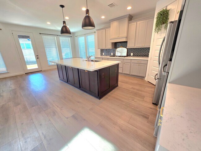 Building Photo - 15365 Legacy Pk Wy