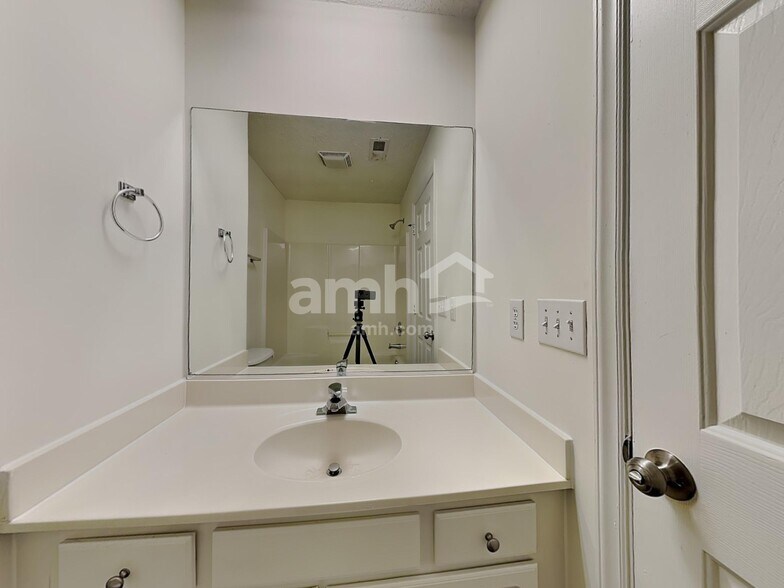 Building Photo - 150 Exeter Ct