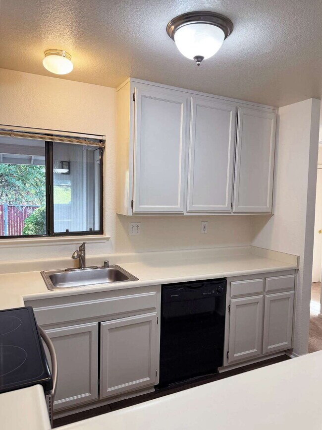 Building Photo - Single-Level Sonoma Living Less Than a Mile from the Historic Plaza