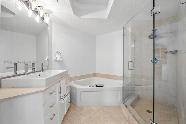 Building Photo - 10 Venetian Way