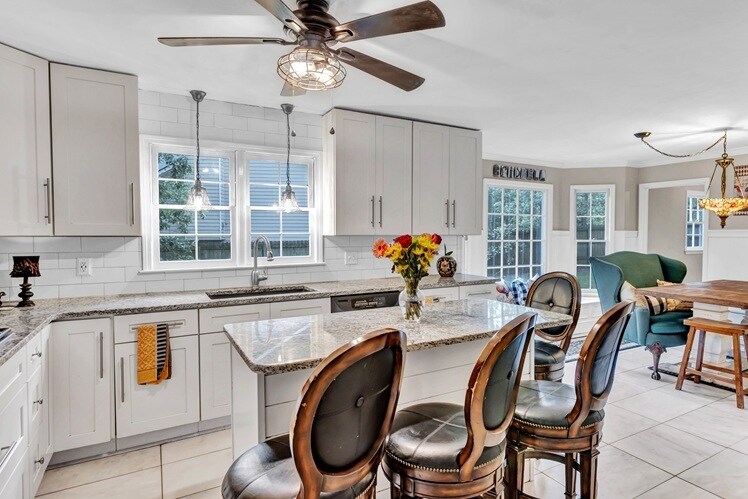 First floor kitchen - 4250 Edgewater Ct NW