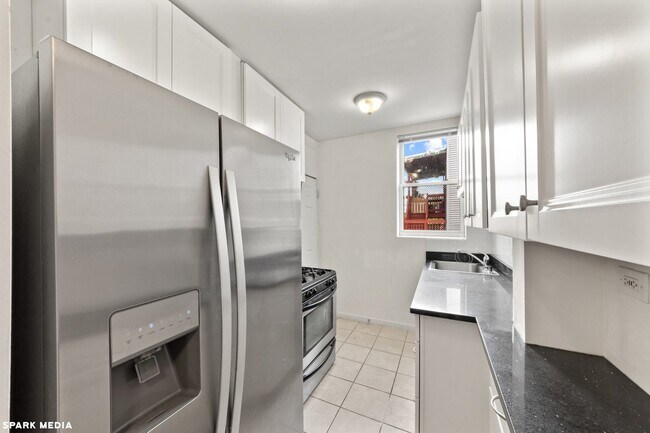Building Photo - 3606 W Dickens Ave