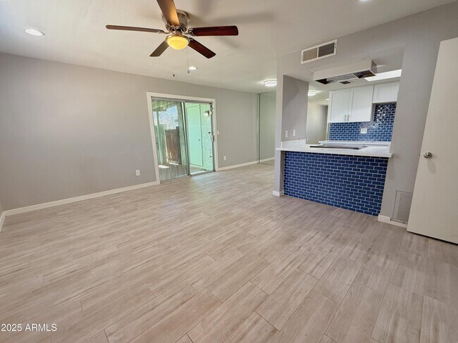 Building Photo - 10227 N 7th Pl