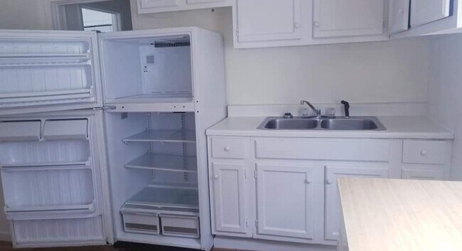 Building Photo - 819 Helen St