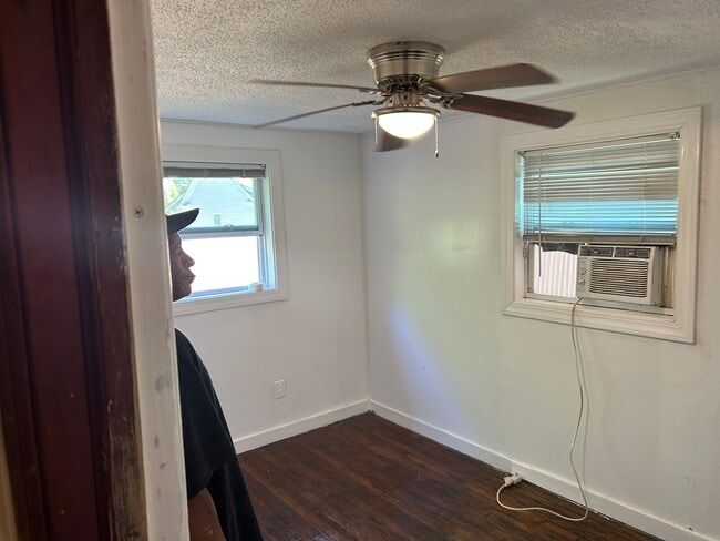 Building Photo - 2 Bed, 1 Bath Home