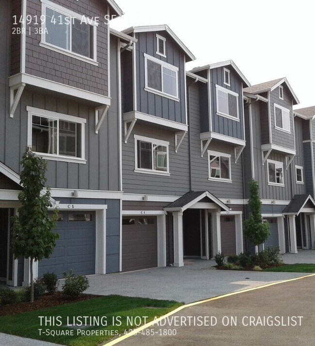 Building Photo - Double Master Bedrooms and a HUGE Bonus Ro...