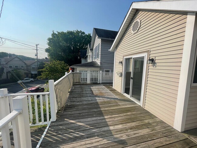 Building Photo - Spacious 3 Bedroom Home with Full finished Basement and Detached Garage!