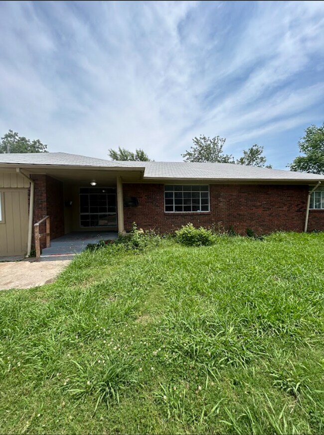 Building Photo - Cute 4 Bedroom Home