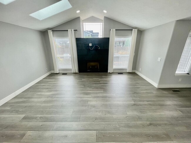 Building Photo - **$500 Move in Credit** 3 Bed/2 Bath Home.  Fresh and Modern Interior.  A/C, Garage, and Fenced Y...