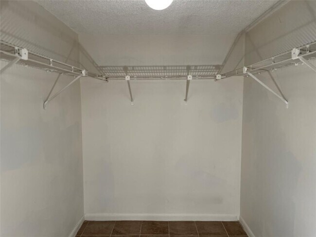 Building Photo - 111 Lake Emerald Dr