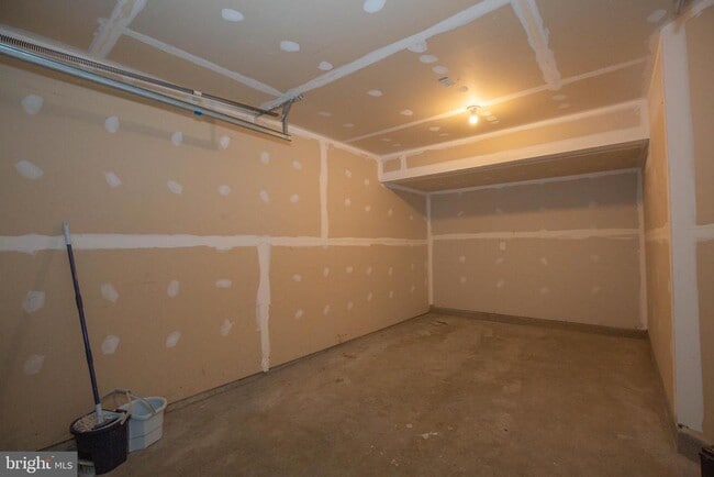 Building Photo - 440 Rumbling Rock Rd