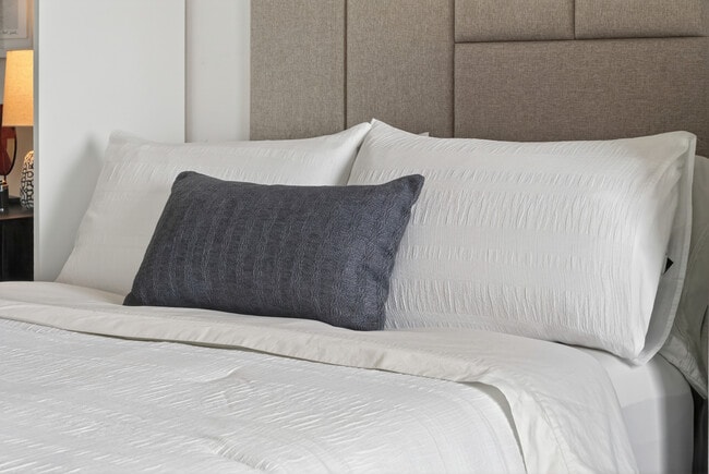 Building Photo - 10 SW South River Dr