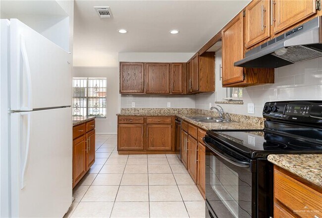 Building Photo - 500 E El Rancho Ave