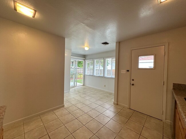 Building Photo - Great Location near McKinley Park!