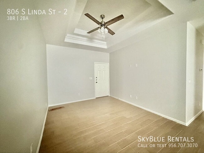 Building Photo - 806 S Linda St