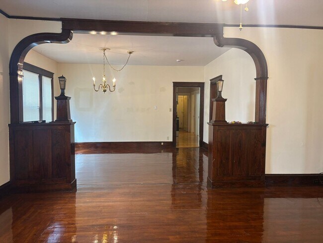 Building Photo - 17 N Woodford St