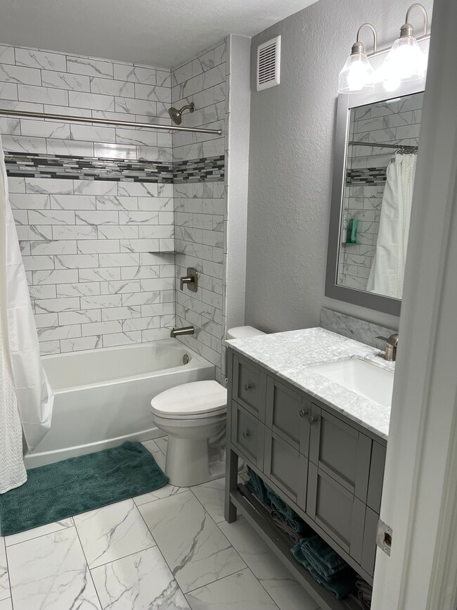 Building Photo - 8821 Manor Loop