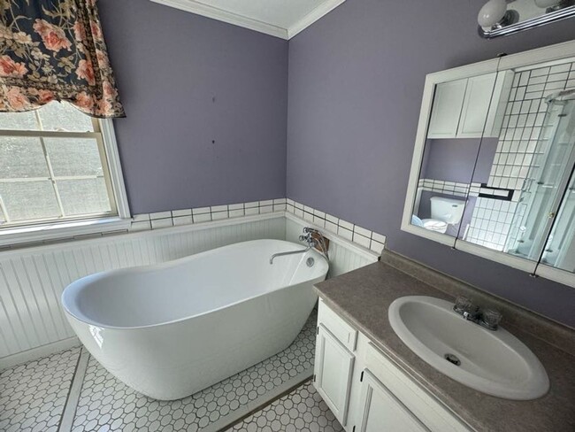 Building Photo - Beautiful 3 Bedroom Brunswick House