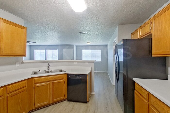 Building Photo - 4914 Glenoak Dr