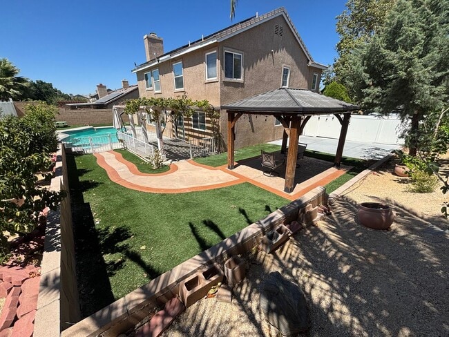Building Photo - Beautiful 4-Bedroom Home with Solar in Palmdale!