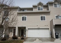 Building Photo - Beautiful 2 Bed/1.5 Bath townhome, with extra large open concept living space - Available Mar 1