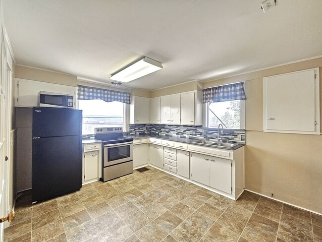 Building Photo - 2028 W 9th Ave