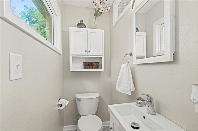 Building Photo - Adorable Three Bedroom Ranch in Overland Parkh