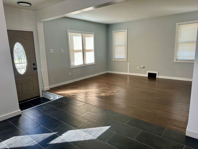 Building Photo - Beautiful Brick Bungalow