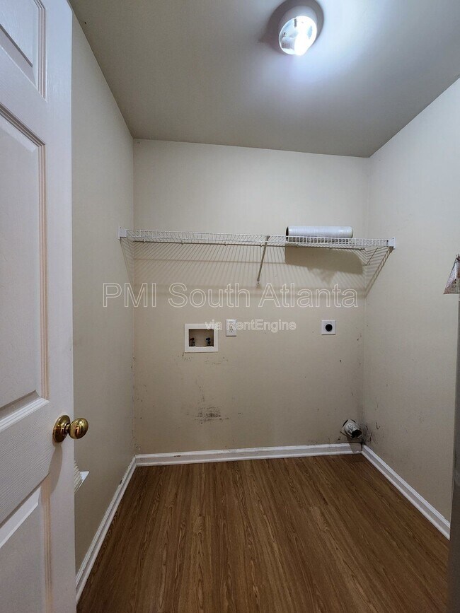 Building Photo - 7846 The Lakes Point