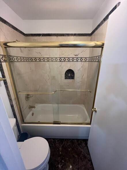 Building Photo - 2 Commodore Dr