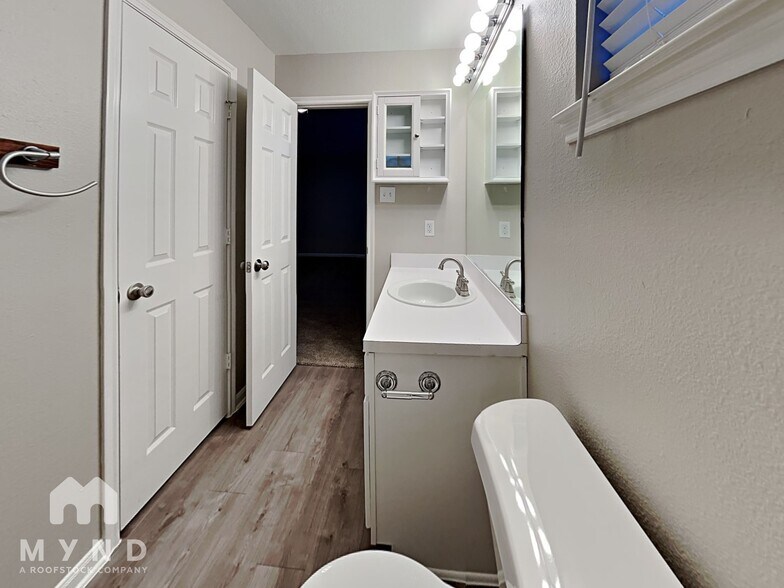 Building Photo - 14128 Broken Arrow Dr